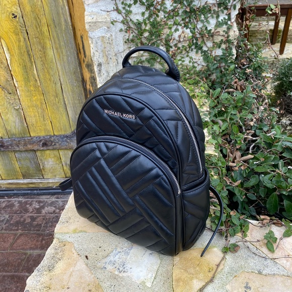 NWT Michael Kors md quilted leather backpack - Picture 6 of 7